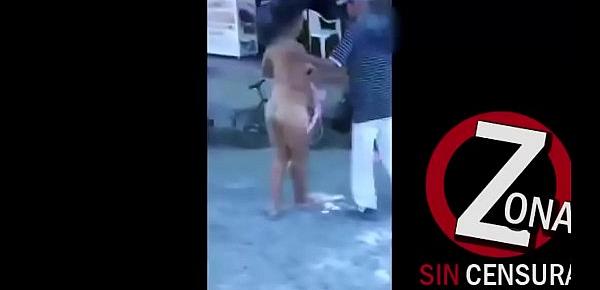  Colombiana desnuda en la calle